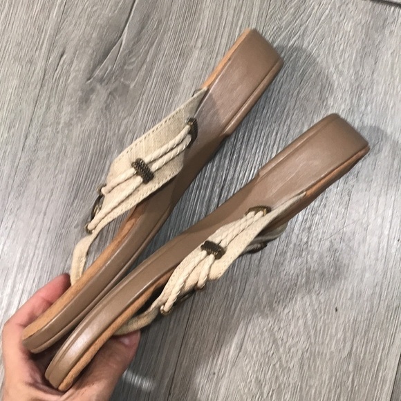 Minnetonka Natural Wheat & Medal Embellishments Flip Flop Sandals size 9 - Picture 7 of 9